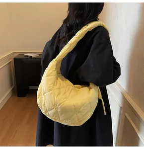 Vue détaillée du sac bandoulière en nylon matelassé cœur en jaune citron vif
