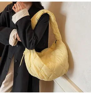Détail du matelassage en forme de cœur sur le sac bandoulière bouffant jaune pâle