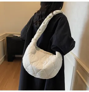 Détail de la sacoche blanche matelassée avec broderie en forme de cœur chic