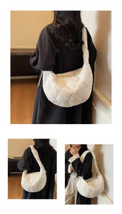 Détail du sac croissant matelassé blanc avec un motif unique de coutures en cœur