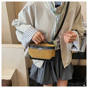 Détails du sac à main en tissu jaune avec bordures en cuir noir et zips en forme de cœur
