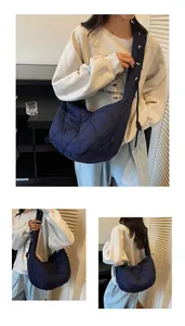 Vue détaillée du sac croissant bleu marine avec matelassage cœur et sangle réglable