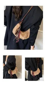 Détails du sac demi-lune en daim marron avec ses breloques chocolat et bretzel uniques