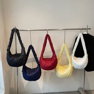 Sac bandoulière matelassé à losanges disponible en cinq coloris élégants
