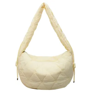 Sac hobo matelassé jaune clair avec motifs de cœur et bandoulière rembourrée