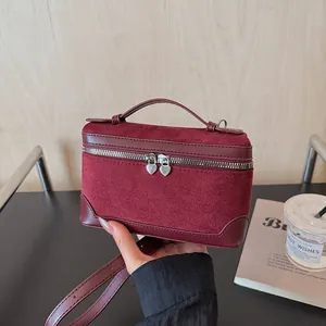 Sac à main bordeaux avec fermeture éclair cœur et bandoulière réglable chic