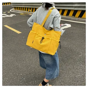 Detail van een gele Oxford tote bag met meerdere zakken en trekkoord voor dagelijks woon-werk