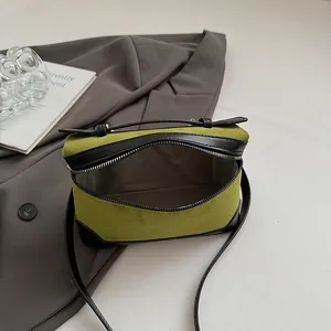 Mini sac bandoulière vert olive avec bordure en cuir noir et fermeture éclair élégante