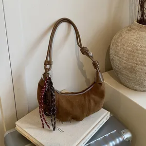 Sac à bandoulière rétro en daim marron en forme de croissant avec charms stylés