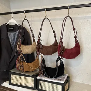 Sac hobo rétro mat avec bandoulière à nœud créatif et breloques pour femmes