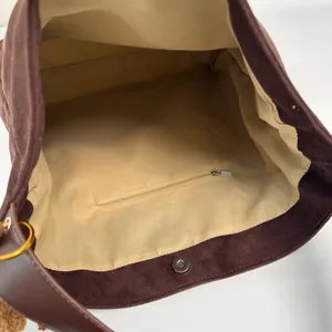 Sac fourre-tout en daim marron foncé avec compartiment intérieur et fermoir magnétique