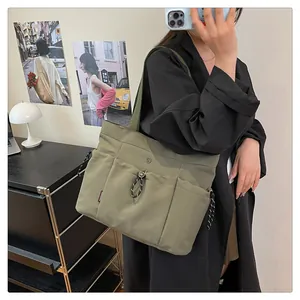 Detailopname van de nylon shopper met trekkoordzak en handige multifunctionele vakken