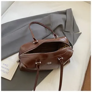Detailansicht der braunen Vintage-Tasche aus Glattleder mit silbernem Reißverschluss