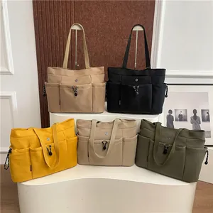 Grote Oxford stoffen shopper voor dames in vijf kleuren op een golfdisplaystandaard