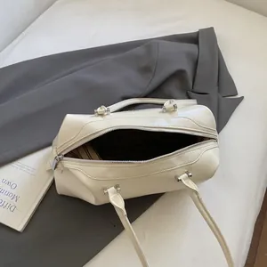 Minimalistische cremeweiße Leder-Achseltasche mit silbernen Beschlägen für den Alltag