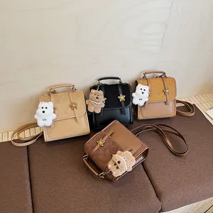 Damen Rucksäcke aus gestepptem Leder in Beige, Schwarz, Braun und Khaki mit Plüschtier