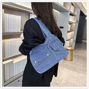 Klassische blaue Denim-Tragetasche mit praktischen Mehrfachtaschen und silbernen Metalldruckknöpfen