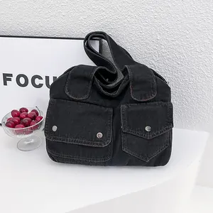 Minimalistische schwarze Denim-Tragetasche mit zwei Fronttaschen und Silberschnallen