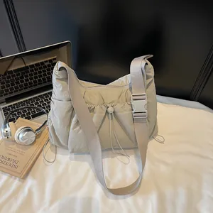 Minimalistische beige Nylon-Umhängetasche mit Falten-Design und breitem Gurt