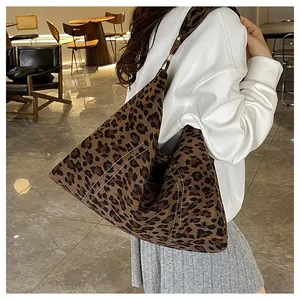 Dettaglio della borsa tote scamosciata leopardata con doppie cuciture bianche a vista
