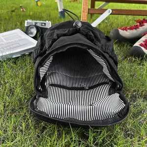 Schwarzer Nylon-Rucksack mit Kordelzug und gestreiftem Innenfutter für Reise und Alltag