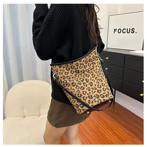 Nahaufnahme der Leopard-Tasche mit schützenden Metallnieten und schwarzer Umrandung