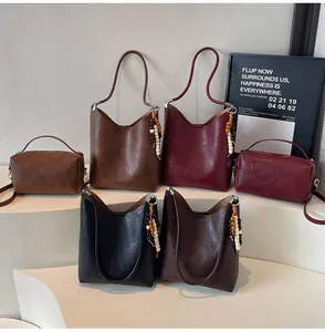 Gros plan sur les sacs seaux vintage et sacs à bandoulière avec breloques en bois