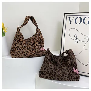 Borsa tote con stampa leopardata e dettaglio rosa su piedistalli bianchi con fiori