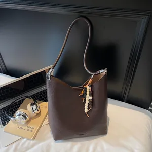 Sac Seau en Cuir PU Vintage pour Femme Sac à Épaule Grande Capacité à la Mode Avec Pendentif en Perles Couleur Unie Sac à Main Hobo Décontracté