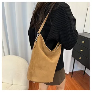 Detailansicht der großen braunen Wildleder-Beuteltasche mit Lederriemen und Metallnieten