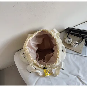 Innenansicht des cremefarbenen Rucksacks mit rosa Futter und Reißverschlussfach