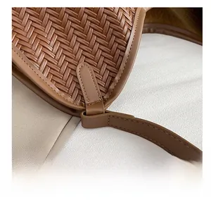 Macro delle cuciture precise e della trama intrecciata di una borsa tote marrone