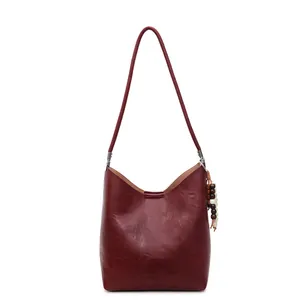 Sac à bandoulière hobo vintage en similicuir rouge foncé avec pompon en perles