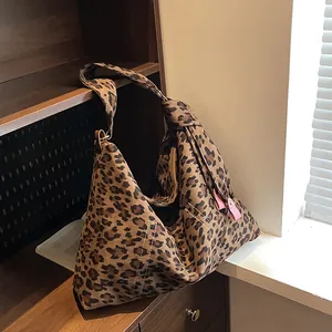 Borsa a spalla vintage leopardata in pelle scamosciata con rifiniture rosa