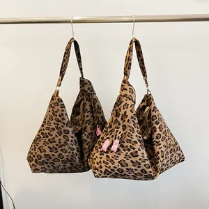 Borsa a tracolla alla moda in pelle scamosciata leopardata con ciondolo in pelle rosa