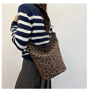 Detailansicht der Vintage-Leopardentasche mit Metallnieten am Boden und Crossbody-Riemen