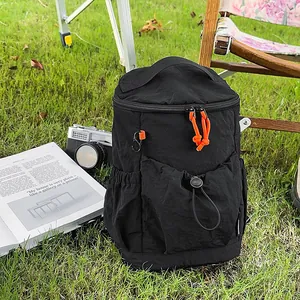 Schwarzer Nylon-Reiserucksack mit Kordelzug-Details in einer Outdoor-Camping-Umgebung