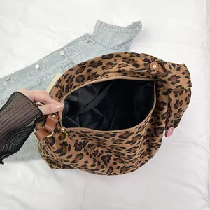 Borsa tote vintage leopardata in pelle scamosciata con cerniera e capiente tracolla