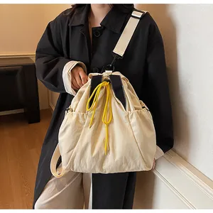 Detailansicht des Kordelzug-Rucksacks mit gelben Kordeln und schwarzem Schultergurt
