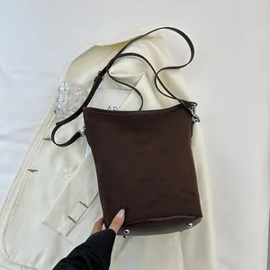 Detailansicht der dunkelbraunen Wildleder-Beuteltasche mit vier silbernen Metallfüßen