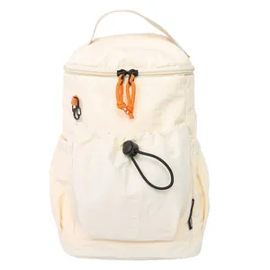 Moderner cremefarbener Nylon Rucksack mit orangen Reißverschlüssen und Fronttasche