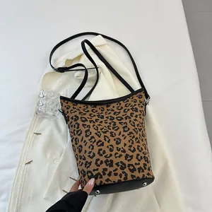 Detail der Tragetasche mit Leopardenmuster, schwarzem Rand und silbernen Bodennieten
