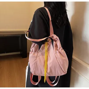 Rosa Kordelzug-Rucksack mit Seitentasche und gelben Kordeln aus leichtem Nylon-Material