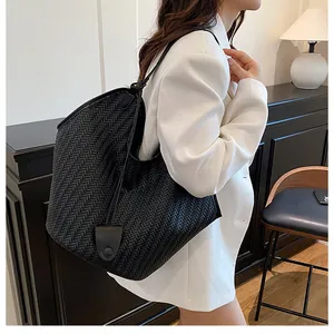 Vista dettagliata della trama intrecciata sulla borsa tote nera capiente da donna