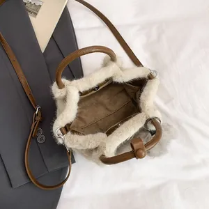 Sac seau en peluche crème avec poignées en cuir marron et bandoulière réglable chic
