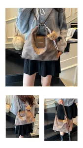 Détail du sac cabas vintage marron avec breloque ours en peluche et ruban élégant