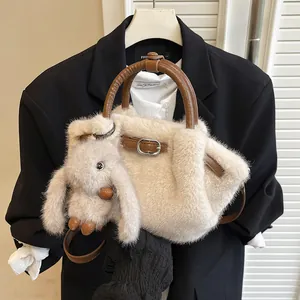 Sac Seau en Peluche à la Mode Femmes Sac Bandoulière en Fausse Fourrure Sac à Épaule Souple Avec Pendentif Lapin Sac à Main