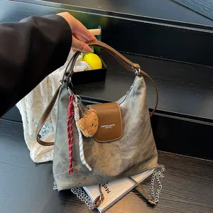 Grand sac fourre-tout gris en toile avec garniture en cuir brun et breloque ours mignon