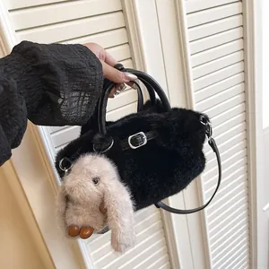 Sac seau noir en peluche avec charm lapin et bandoulière réglable pour l'automne-hiver