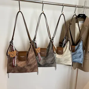 Sacs à bandoulière rétro grande capacité en quatre couleurs avec pendentifs ours et chaînes